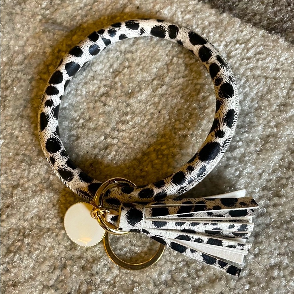 🔥SALE NEW Key Holder, fits on your arm.  Came without tags.never used/had my own - Picture 2 of 2